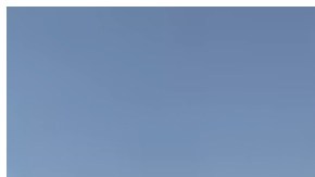 El agente Wes Brough escuchó la voz del niño y entró al estanque para rescatarlo.