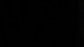 Peso Pluma caminando de la mano de Hannah Howell.