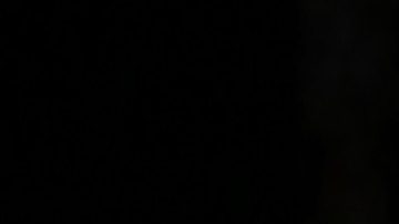 Peso Pluma caminando de la mano de Hannah Howell.