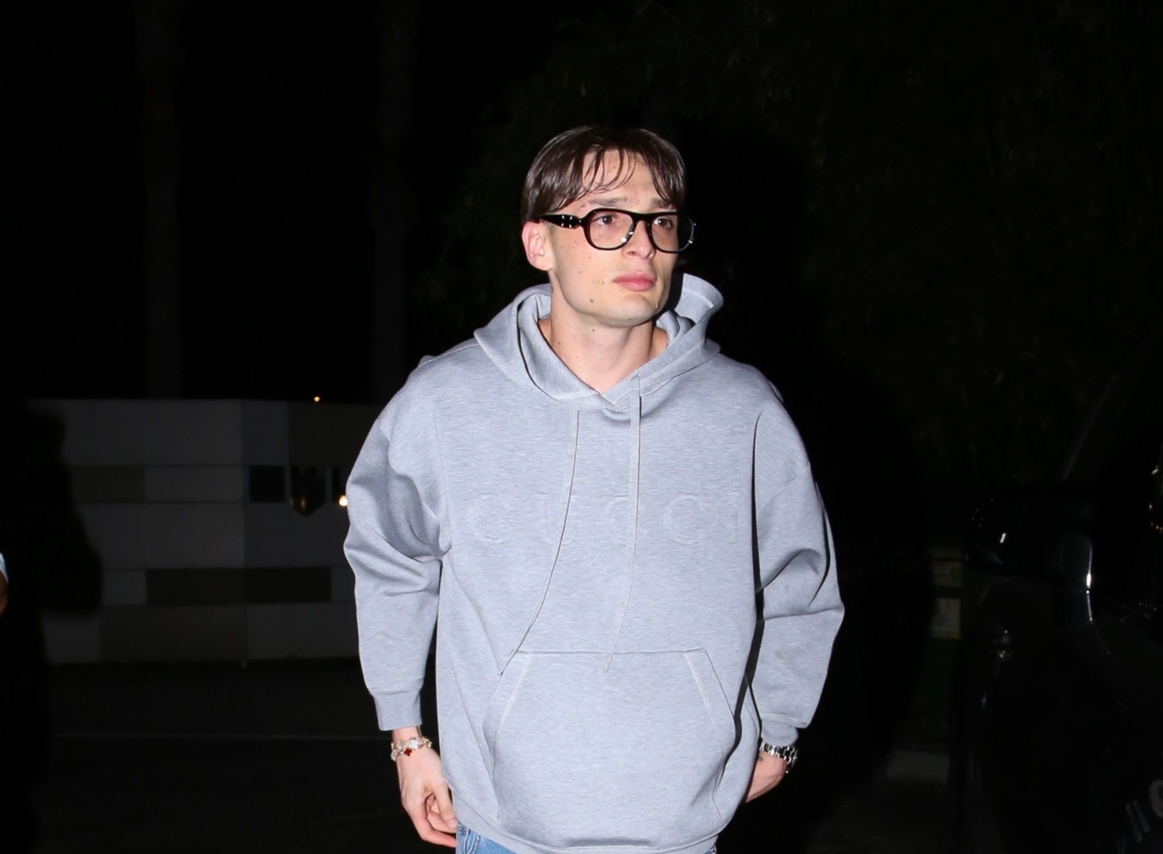 Peso Pluma caminando de la mano de Hannah Howell.