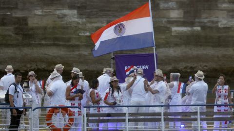 Atletas de Paraguay ondean su bandera durante la Ceremonia de Apertura de los Juegos Olímpicos de París 2024.
