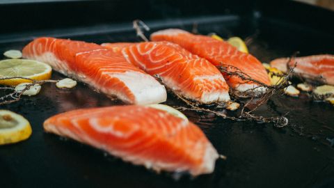 Trucos para evitar que se pegue el pescado de la plancha