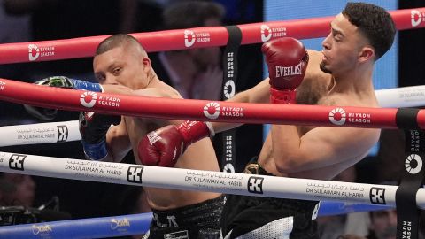 Isaac 'Pitbull' Cruz vs. José 'Rayo' Valenzuela.