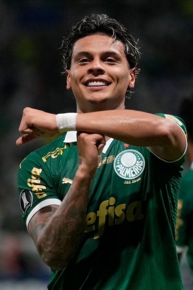 Richard Ríos, del Palmeiras de Brasil, celebra tras anotar el primer gol durante un partido de fútbol del Grupo F de la Copa Libertadores en el estadio Allianz Parque en Sao Paulo, Brasil, el miércoles 15 de mayo de 2024. (Foto AP/Andre Penner)