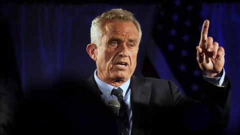 Robert F. Kennedy Jr. suspende su campaña y expresa apoyo a Donald Trump