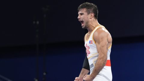 El puertorriqueño Sebastián Rivera celebra después de ganar medalla de bronce.