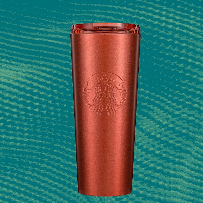 Vaso metálico de color naranja con forma de calabaza