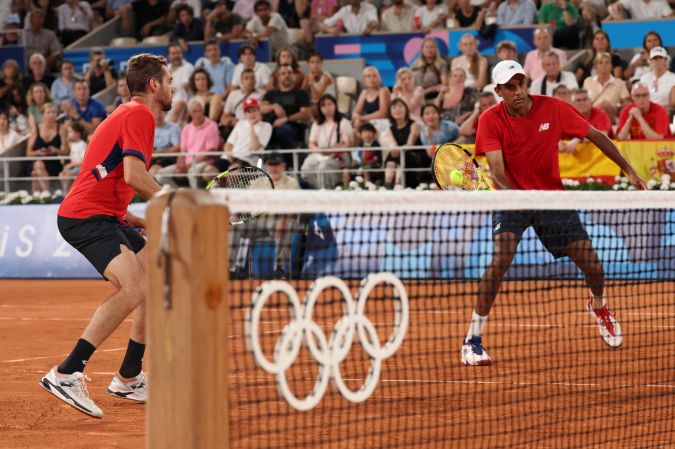 PARÍS, 31/07/2024.- Los tenistas estadounidenses Austin Krajicek y Rajee Ram en acción ante los españoles Rafa Nadal y Carlos Alcaraz en los cuartos de final de dobles masculinos de tenis de los Juegos Olímpicos de París 2024, en el complejo de tenis Roland Garros de París. EFE/ Juanjo Martín