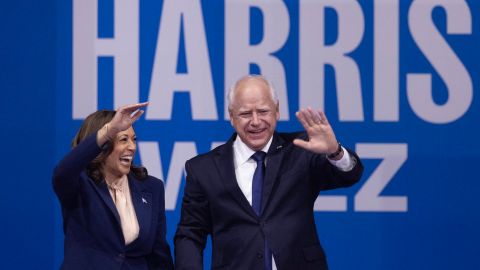 Kamala Harris y su candidato a vicepresidente, Tim Walz, durante su primer mitin de campaña, en Filadelfia, Pensilvania.