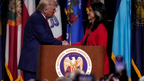 Tulsi Gabbard, exdemócrata que se postuló en 2020, anuncia su respaldo a Trump - El Diario NY