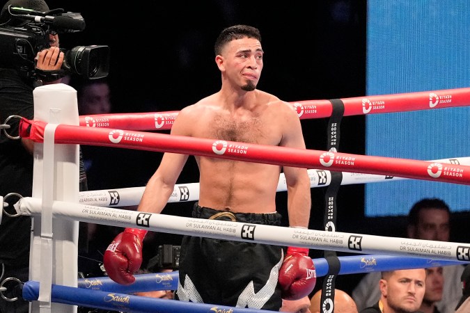 José Valenzuela camina hacia el ring durante un combate de boxeo por el campeonato de peso superligero contra Isaac Cruz en Los Ángeles, el sábado 3 de agosto de 2024. Valenzuela ganó por decisión dividida. (Foto AP/Damian Dovarganes).
