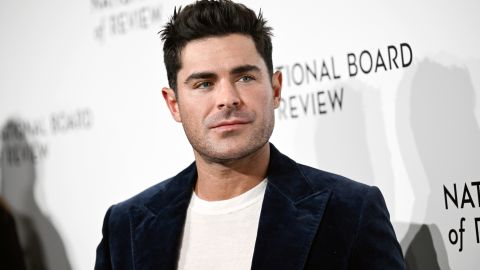 Zac Efron fue encontrado dentro de una piscina por personas que trabajaban en el lugar, quienes lo sacaron del agua.