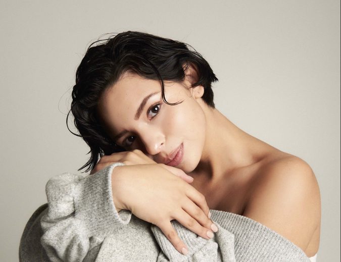 Ángela Aguilar posando.