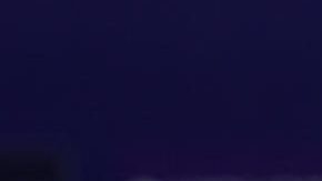 El delantero argentino Julián Alvarez (i) posa junto al presidente del Atlético de Madrid, Enrique Cerezo.