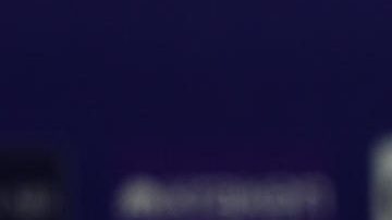 El delantero argentino Julián Alvarez (i) posa junto al presidente del Atlético de Madrid, Enrique Cerezo.