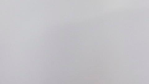 Qinwen Zheng se seca el sudor durante  el partido que disputó ante Erika Andreeva .