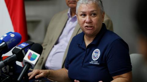 La agregada regional de seguridad interna de los EE.UU., Marlen Piñeiro, habla en el aeropuerto Marcos A. Gelabert en Ciudad de Panamá.