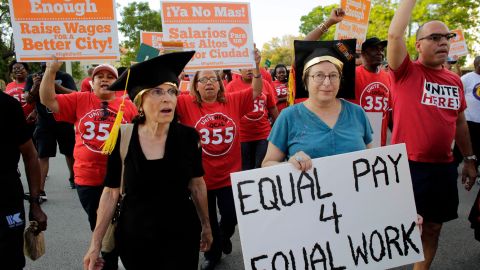 Entre las madres, la latinas y las nativas tienen la mayor brecha salarial por debajo de las afroamericanas.