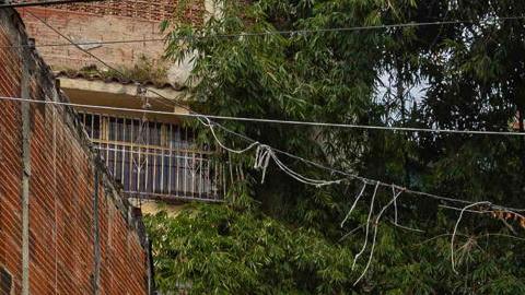 Rescatistas trabajan en la zona donde se derrumbó un edificio de tres plantas.
