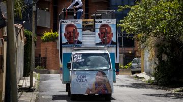 El camión de movilización de Maria Corina Machado transita por una calle, este sábado en Caracas.