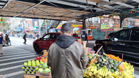 En los hechos, la gran masa de nuevos migrantes en NYC, por múltiples razones, caminan por el borde del subempleo, la informalidad y la desocupación laboral