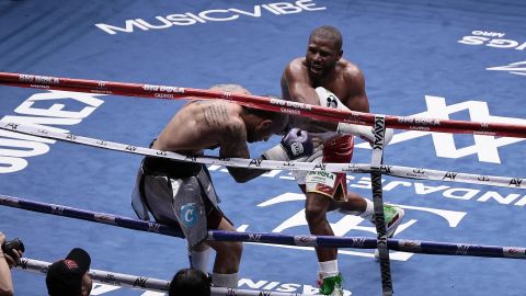 El boxeador estadounidense Floyd Mayweather (d) combate ante su compatriota John Gotti III, este sábado durante una pelea de exhibición en la Arena Ciudad de México.