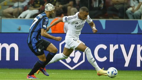 El delantero francés del Real Madrid Kylian Mbappé (d) pelea un balón con el centrocampista del Atalanta Davide Zappacosta.