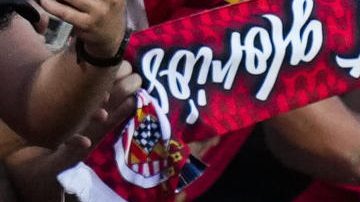 El delantero del Girona Abel Ruiz (i) celebra su gol durante el partido de la jornada 3 de LaLiga EA Sports entre el Girona FC y el CA Osasuna.