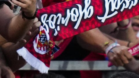 El delantero del Girona Abel Ruiz (i) celebra su gol durante el partido de la jornada 3 de LaLiga EA Sports entre el Girona FC y el CA Osasuna.