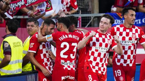 El delantero del Girona Abel Ruiz (i) celebra su gol durante el partido de la jornada 3 de LaLiga EA Sports entre el Girona FC y el CA Osasuna.