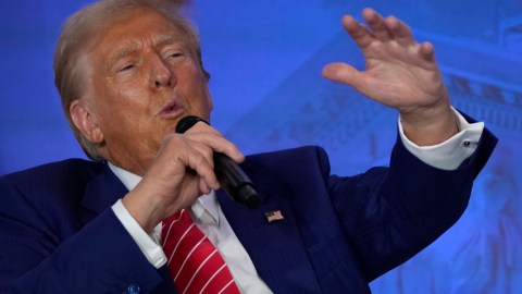 Donald Trump dice que puede hacerlo todo como presidente: "Por ejemplo, cerrar la frontera"