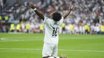 El delantero brasileño del Real Madrid Endrick celebra su gol marcado ante el Real Valladolid.