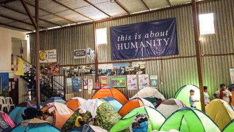 Fotografía del 3 de agosto de 2024 de migrantes descansando en el albergue 'Embajadores de Jesús', en la ciudad de Tijuana (México).