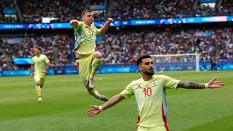 Jugadores de España celebran su victoria ante Francia.