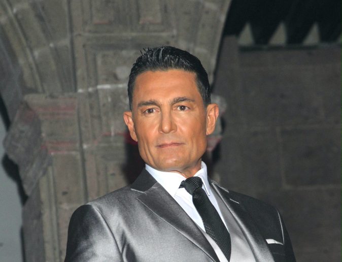 Fernando Colunga posando.