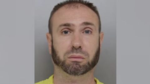 Kenneth Mortimer se encuentra recluido en la cárcel del condado de Hamilton, Ohio, a la espera de su audiencia judicial programada para el 20 de agosto.