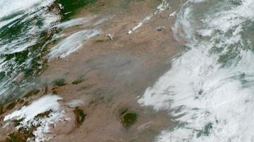 Fotografía satelital cedida por la Oficina Nacional de Administración Oceánica y Atmosférica (NOAA) a través del Centro Nacional de Huracanes (NHC) de Estados Unidos donde se muestra la localización del ciclón postropical Ernesto en el extremo norte del Atlántico.