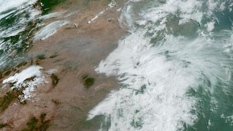 Fotografía satelital cedida por la Oficina Nacional de Administración Oceánica y Atmosférica (NOAA) a través del Centro Nacional de Huracanes (NHC) de Estados Unidos donde se muestra la localización del ciclón postropical Ernesto en el extremo norte del Atlántico.