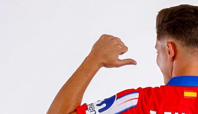 Julián Álvarez con el uniforme de su nuevo club.