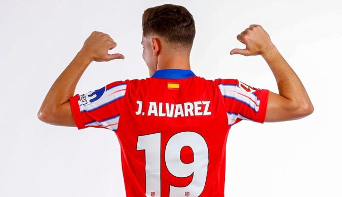 Julián Álvarez con el uniforme de su nuevo club.