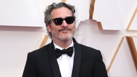 Joaquin Phoenix posando.