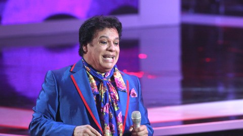 Juan Gabriel actuando en un show.