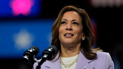 Kamala Harris repotencia campaña con récord de asistencia y donaciones millonarias