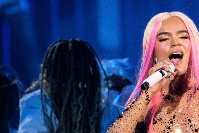 Karol G actuando en un show.