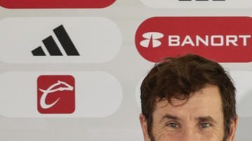 El entrenador de porteros, Joseba Ituarte; auxiliar técnico, Rafael Márquez; director técnico de la selección nacional mexicana de fútbol, Javier Aguirre; auxiliar técnico, Toni Amor y el preparador físico, Pol Lorente.