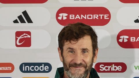 El entrenador de porteros, Joseba Ituarte; auxiliar técnico, Rafael Márquez; director técnico de la selección nacional mexicana de fútbol, Javier Aguirre; auxiliar técnico, Toni Amor y el preparador físico, Pol Lorente.