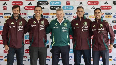 El entrenador de porteros, Joseba Ituarte; auxiliar técnico, Rafael Márquez; director técnico de la selección nacional mexicana de fútbol, Javier Aguirre; auxiliar técnico, Toni Amor y el preparador físico, Pol Lorente.