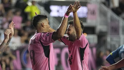 Luis Suárez celebra con Jordi Alba.
