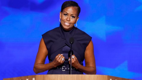 Michelle Obama encendió la convención demócrata con dura crítica contra Donald Trump