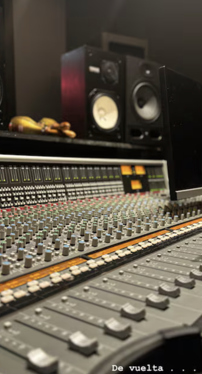 Nadia Ferreira grabando.